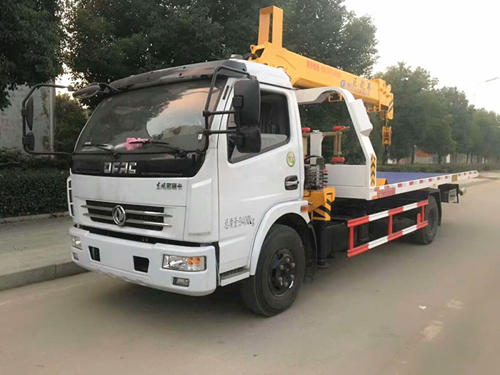 东风多利卡一拖二带吊清障车（4.4米轴距）