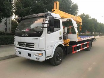 东风多利卡一拖二带吊清障车（4.4米轴距）